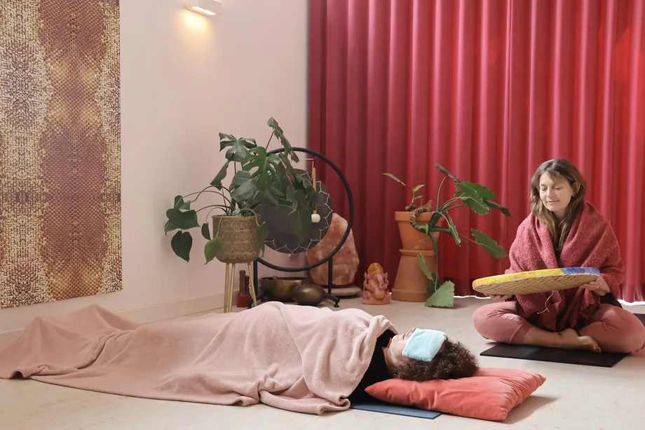 Beeld van een ontspannen sessie tijdens een korte cursus yoga nidra bij Lotusstudio in Eindhoven